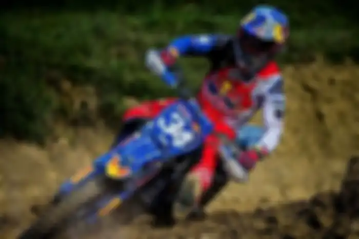 Mantan pembalap tim pabrikan Ducati, Andrea Dovizioso mengalami kecelakaan dan cedera saat balap motocross.