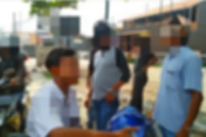 Debt collector sedang tarik paksa motor