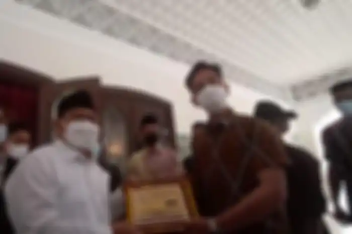 Anak sulung Presiden Jokowi Gibran Rakabuming Raka bersama Muhaimin Iskandar atau Cak Imin dari PKB.