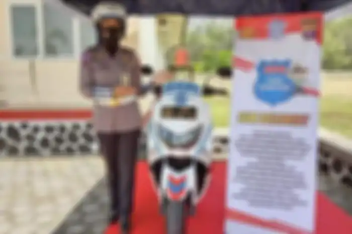 SIM Delivery diantar oleh Polwan Yamaha NMAX dari Satlantas Polres Pulang Pisau, Kalimantan Tengah