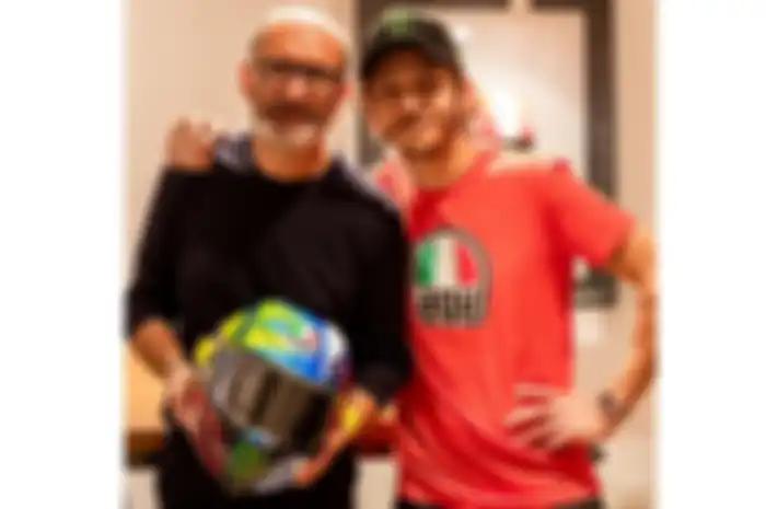 Valentino Rossi dan Aldo Drudi bersama helm AGV baru buat MotoGP Qatar 2021