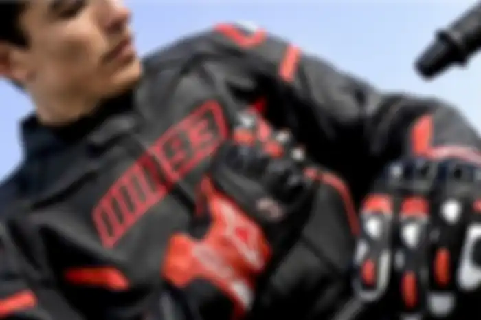 Marc Marquez saat memakai sarung tangan Alpinestars
