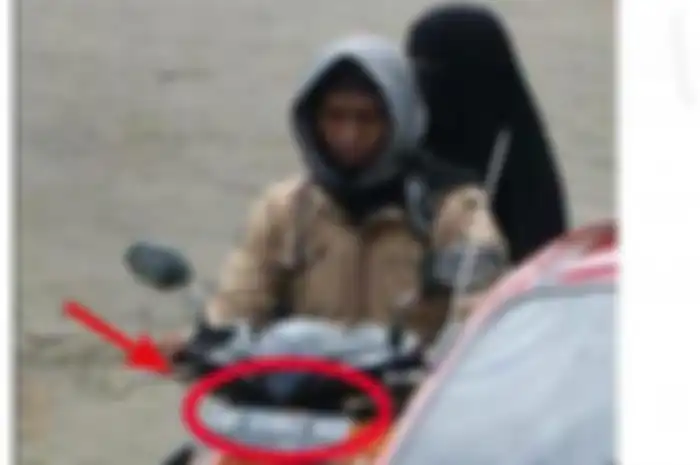 Dua pelaku bom bunuh diri di Gereja Katedral Makassar, Minggu (28/3/2021), tertangkap kamera CCTV.