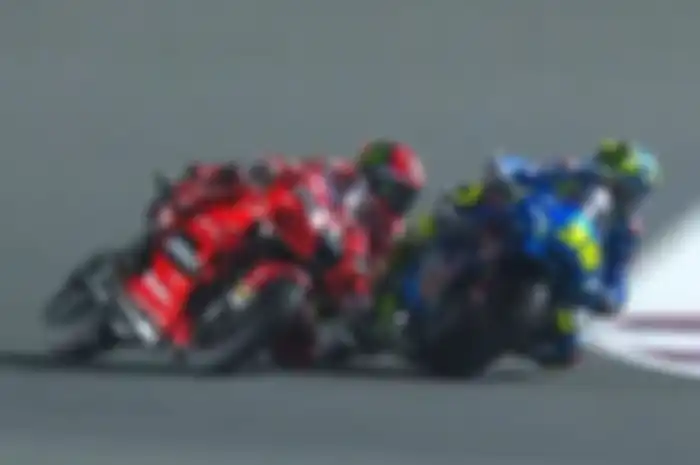 Joan Mir saat menyalip Francesco Bagnaia di MotoGP Qatar 2021