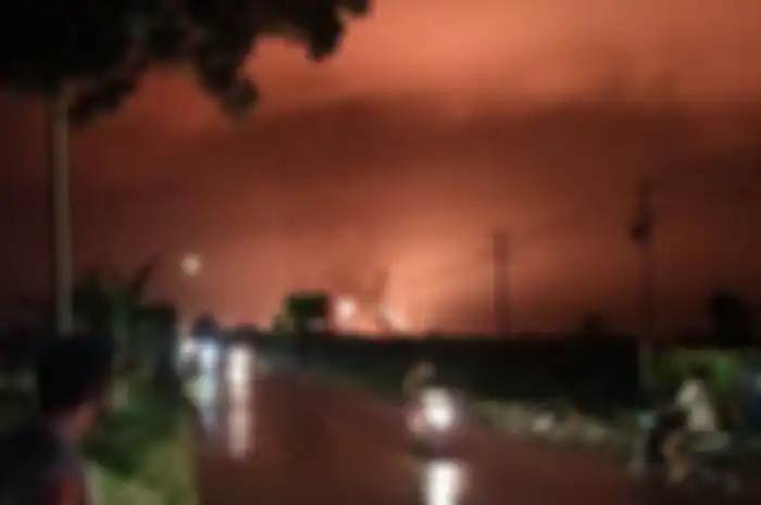 Langit Indramayu menyala merah akibat kebakaran di kilang minyak balongan, Senin (29/3/2021). 