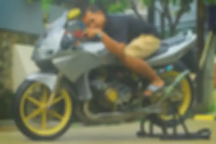 Tio dan Kawasaki Ninja R 2 silinder 300 cc miliknya