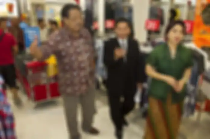 KGPH Hadiwinoto, adik Sri Sultan HB X, kiri, saat melakukan peresmpian sebuah toko serba ada. KGPH Hadiwinoto meninggal dunia karena sakit pada 31 Maret 2021.