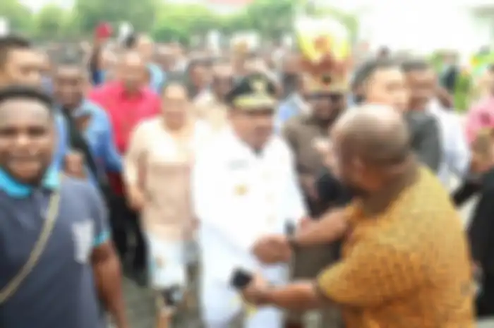 Gubernur Papua Lukas Enembe diarak oleh massa pendukungnya menuju kendaraan roda empat yang ditumpanginya di halaman Istana Negara, Jakarta