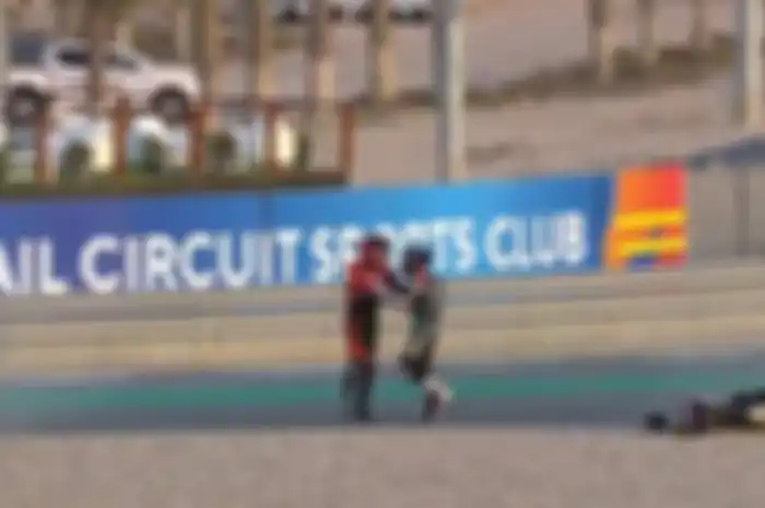 Video pembalap tim Malaysia vs pembalap tim Indonesia memanas di Moto3 Doha 2021, sampai mengeluarkan tendangan kungfu.