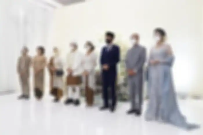 Pasangan pengantin Atta Halilintar dan Aurel Hermansyah berfoto bersama Presiden Jokowi dan Ibu Iriana Joko Widodo, Sabtu (3/4/2021)