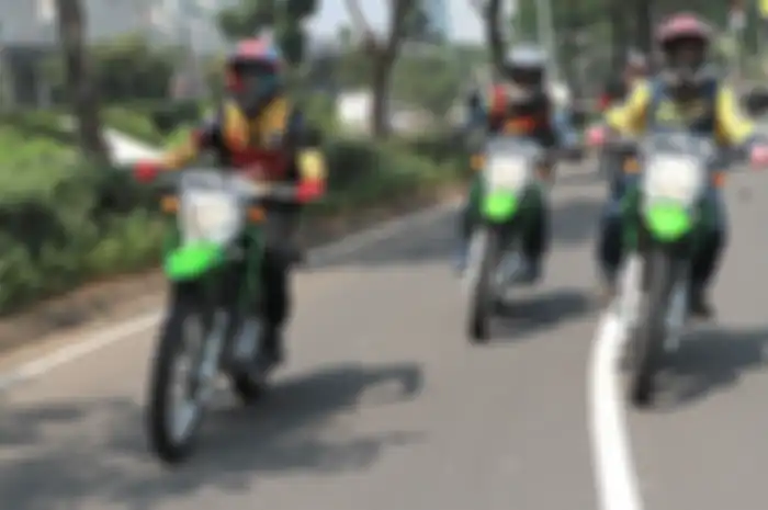 Kawasaki KLX 230 kena diskon jutaan rupiah bulan April 2021, bisa langsung main tanah.