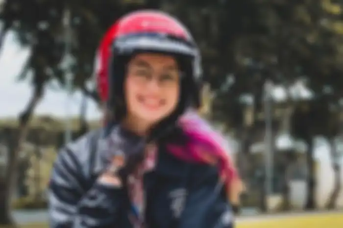 Selebgram Sintya Marisca pakai helm Cargloss CF Retro