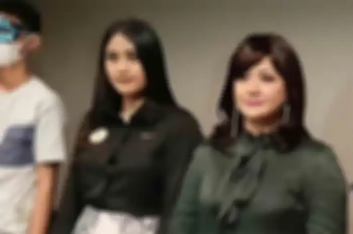 Yuyun Sukawati bersama kuasa hukum dan putranya