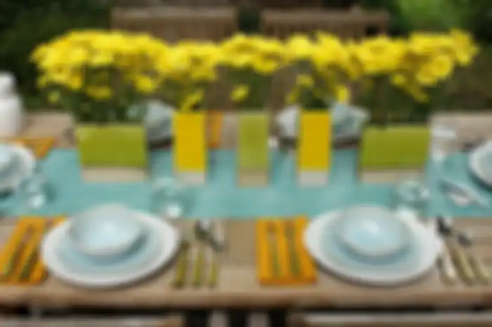Ilustrasi table setting bertema ceria.