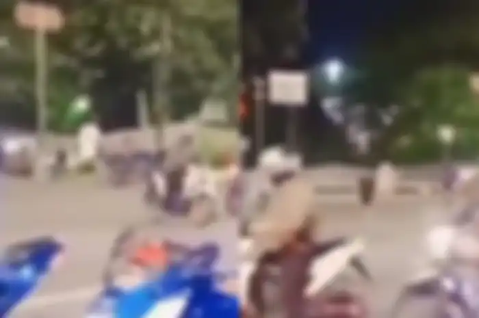 Motor pakai knalpot bising bikin keki warga, jalanan langsung disiram pakai air sabun.
