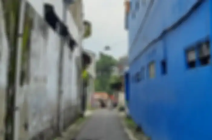 Sejumlah warga di Kecamatan Dau, Kabupaten Malang lari keluar rumah saat merasakan gempa, Sabtu (10/4/2021).