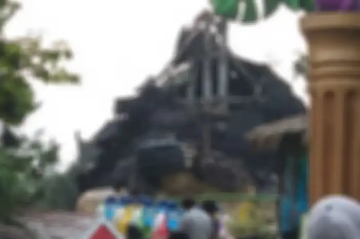 Patung gorila atau kingkong di Batu Secret Zoo, Jatim Park 2 Kota Batu yang roboh akibat gempa di laut selatan Kabupaten Malang, Sabtu (10/4/2021). 