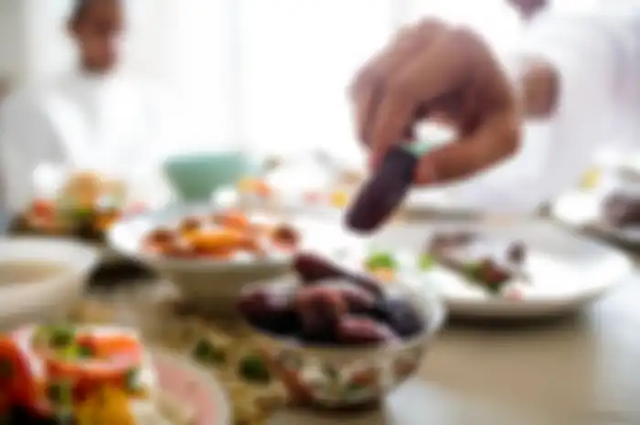 Illustrasi berbuka puasa dengan kurma terlebih dahulu 