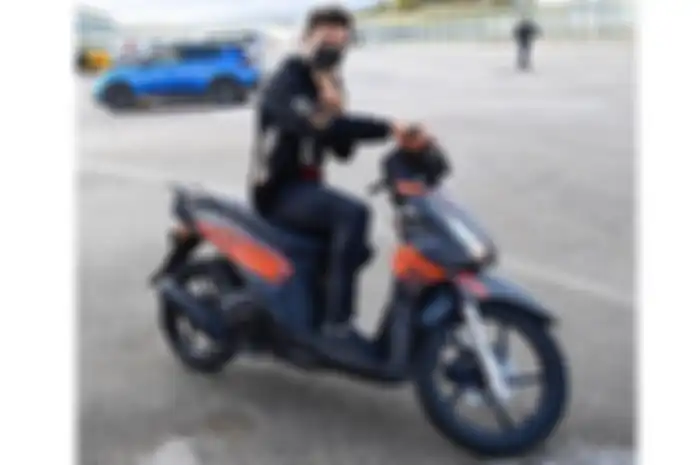 Marc Marquez tiba di sirkuit Portimao Portugal naik Honda Vision 110