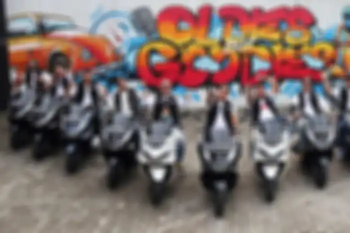 The Prediksi terlihat kompak menggunakan Honda PCX 160 