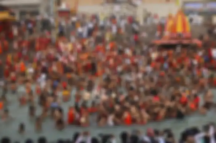 Umat Hindu di India berendam di Sungai Gangga dalam festival Kumbh Mela, Senin (12/4/2021).