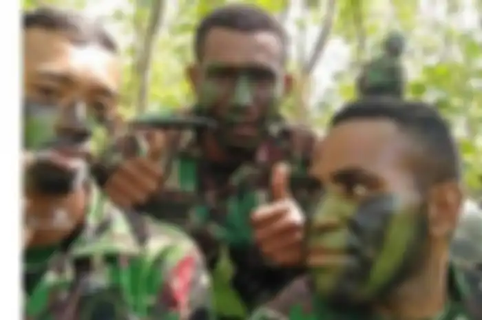Lucky Matuan (kanan), mantan Prajurit TNI yang membelot jadi anggota KKB Papua.