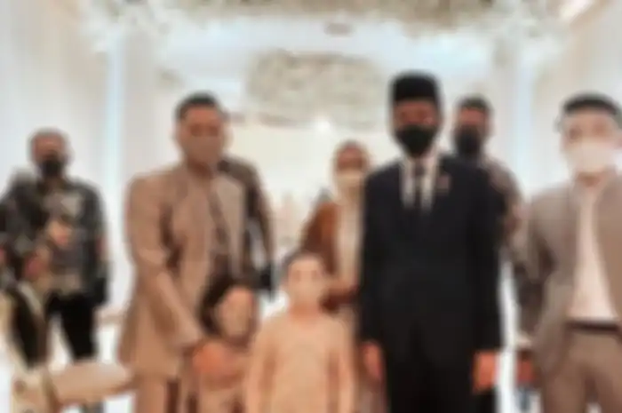 Thariq Halilintar, Azriel Hermansyah saat berfoto bersama Presiden Jokowi dan Ibu Iriana Jokowi.