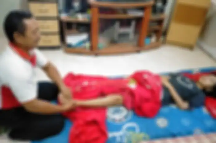 Echa saat mendapat pengobatan alternatif di rumahnya pada pekan lalu.