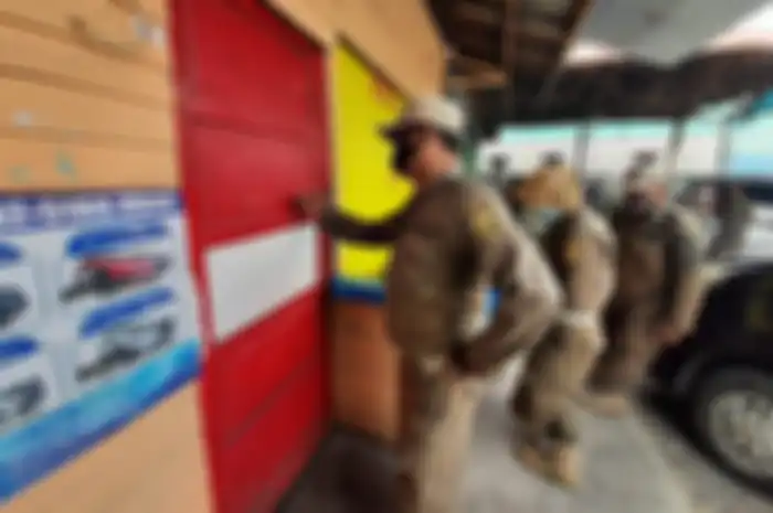 Petugas Pol PP memeriksa warung makan di kawasan Cendana