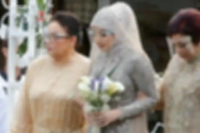 Nathalie Holscher, didampingi neneknya, yakni Hetty Elizabeth, saat melangsungkan akad nikah di Tsamara Resto, Jatisampurna, Bekasi, Jawa Barat, Minggu (15/11/2020) petang. Kini Nathalie Holscher resmi menjadi istri komedian Sule. 