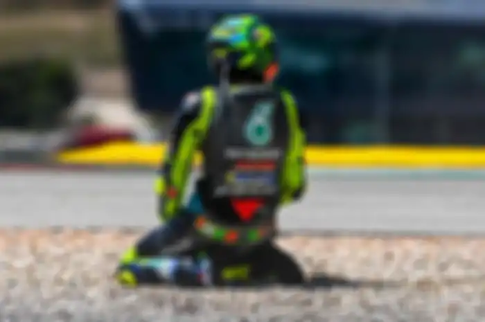 Menurut mantan pembalap MotoGP, Marco Melandri, kesulitan yang dialami Valentino Rossi berawal dari dirinya sendiri.