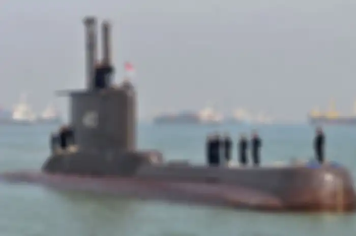 Sejumlah prajurit TNI-AL awak kapal selam KRI Nanggala-402 berada di atas lambung kapal setibanya di Dermaga Koarmatim, Ujung, Surabaya, Jatim, Senin (6/2/2012). Kapal selam tersebut kembali bergabung dengan TNI AL usai menjalani perbaikan menyeluruh di galangan kapal Daewoo Shipbuilding & Marine Engineering, Okpo, Korea Selatan.