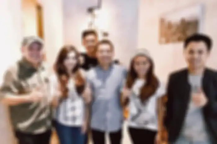 Gangsar Sambodo (paling kiri, bertopi) sangat akrab dengan keluarga Anang Hermansyah dan Ashanty. Mereka sering ketemu di berbagai kesempatan. 