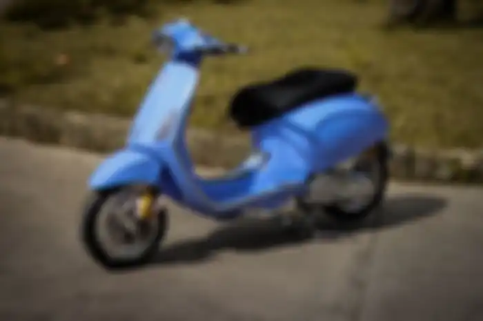 Pilih warna kalem, modifikasi Vespa Sprint ini juga pasok aksesoris mewah.