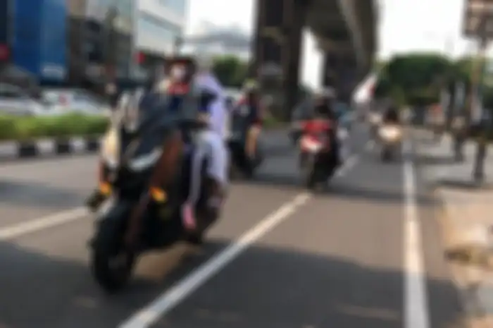 Keren nih! Dalam momen peringatan hari Kartini 21 April lady bikers dari komunitas Motoladies geber motor pakai kebaya.