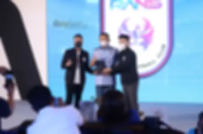 Ketua MPR RI, Bambang Soesatyo (tengah), sedang diberikan penghormatan berupa pelakat dari kedua Chairman RANS Cilegon FC di Jiexpo Kemayoran, Jakarta, 23 April 2021.