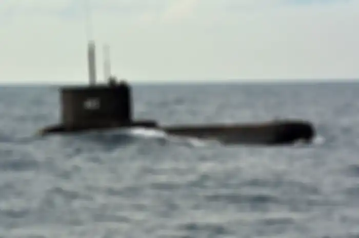 Kapal selam KRI Nanggala-402 buatan tahun 1977 saat latihan Pratugas Satgas Operasi Pengamanan Perbatasan (Pamtas) Maphilindo 2017 di Laut Jawa, Jumat (20/1/2017). 