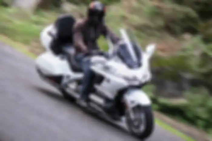 Turing naik Honda Gold Wing pakai jaket Contin Porjo
