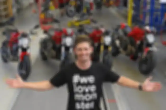 Mantan Pembalap MotoGP Casey Stoner saat mengunjungi pabrik Ducati