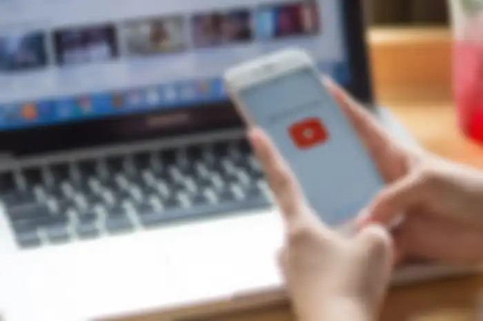 Ilustrasi penggunaan Youtube di smartphone