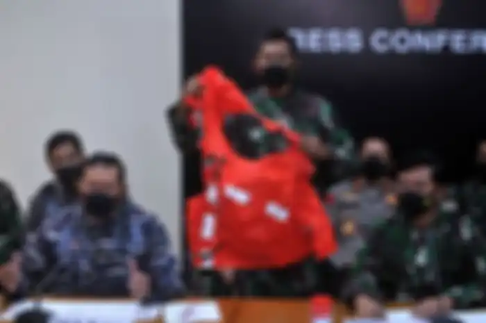 Panglima TNI Marsekal TNI Hadi Tjahjanto (kanan) dan Kepala Staf Angkatan Laut Laksamana TNI Yudo Margono (kiri) menunjukkan baju keselamatan awak kapal KRI Nanggala 402 yang ditemukan saat konferensi pers di Lanud I Gusti Ngurah Rai, Badung, Bali, Minggu (25/4/2021). KRI Nanggala 402 dipastikan tenggelam dan 53 awak kapalnya gugur di perairan utara Bali. 