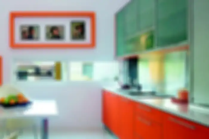 Dapur orange mungil berbentuk I untuk menghemat ruang, menyatu area breakfast.