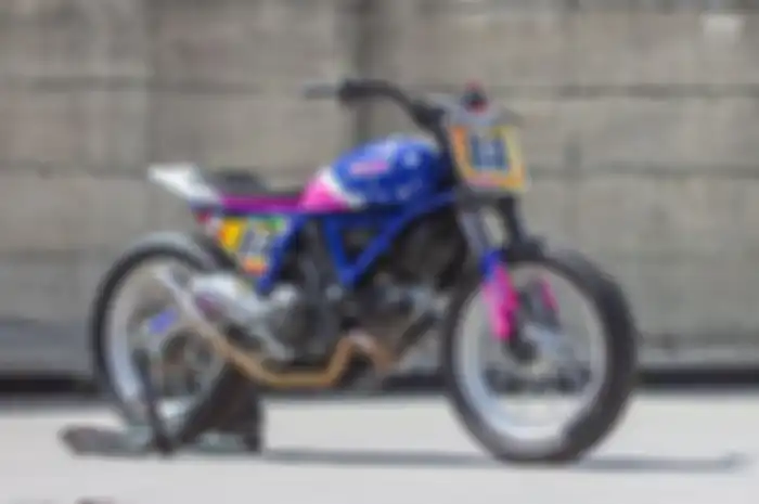 Modifikasi Ducati Scrambler ala flat tracker, kelir bodinya nyentrik.  
