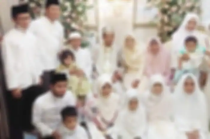 Ustaz Abdul Somad dan Fatiham Az Zahra beserta keluarga dan orang terdekat.