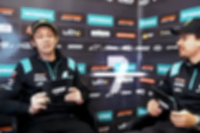Valentino Rossi (kiri) dan muridnya Franco Morbidelli gak kalah sengitnya di luar balapan MotoGP. Seperti di video The 7-Second Challenge with Rossi and Morbidelli kreasi Sepang Racing Team