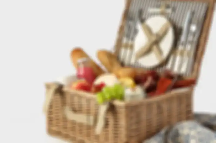 Hamper awalnya untuk mengirim sumbangan sehingga isinya adalah bahan makanan.