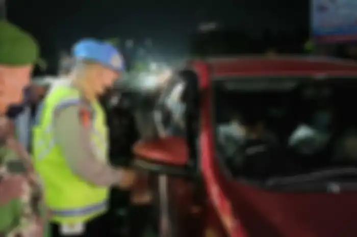 Petugas gabungan melakukan pemeriksaan di posko penyekatan mudik di Jalan Garuda Sakti, Kecamatan Tuah Madani, Kota Pekanbaru, Riau.