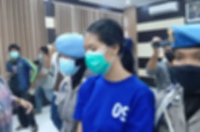 Wanita pelaku sate baracun telah ditangkap polisi. Tersangka Pengiriman sate beracun ini berinisial NA dirilis kepada pers di Mapolres Bantul Senin (3/5/2021).