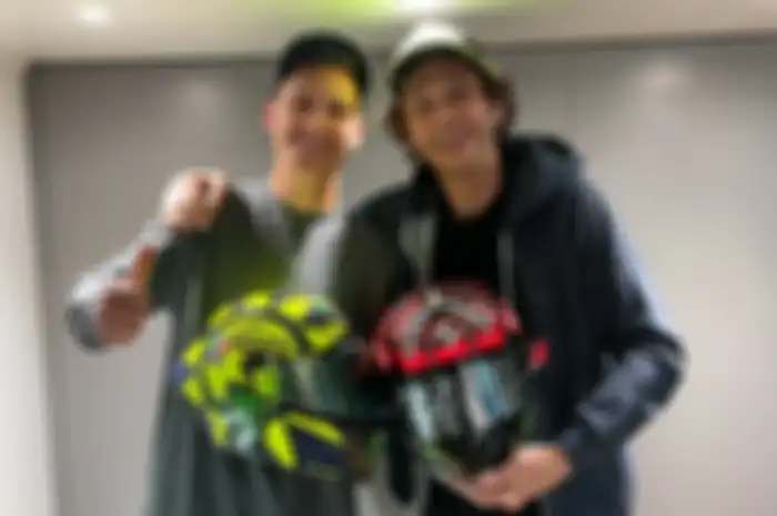 Fabio Quartararo yang dilandar arm pump di MotoGP Spanyol 2021 menyempatkan bertemu The Doctor alias Valentino Rossi di tes resmi MotoGP Jerez 2021 sebelum terbang pulang ke Prancis, (3/5/2021)