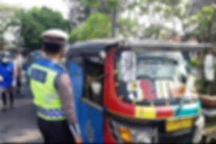 Polisi melakukan pemeriksaan pemudik naik roda 3